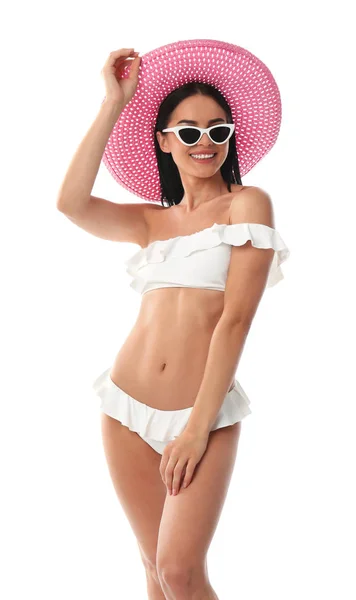 Hermosa mujer joven en bikini elegante con sombrero sobre fondo blanco —  Fotos de Stock