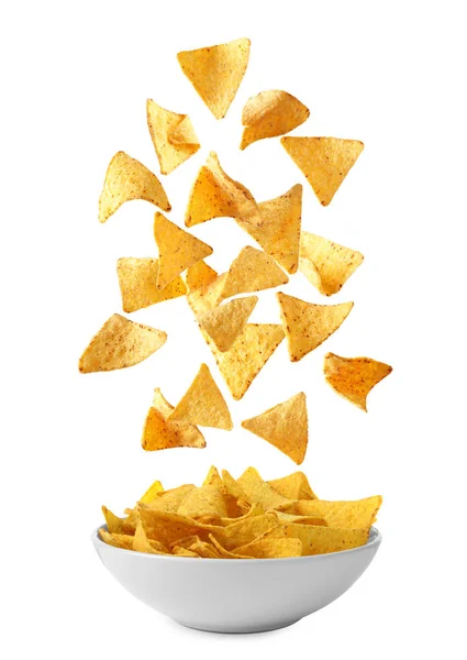 Delicioso mexicano nachos chips caindo em tigela no fundo branco — Fotografia de Stock