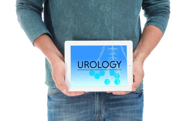 Beyaz arka plan aleyhine ekranda kelime Üroloji siyolojisi olan tablet tutan adam, yakın çekim