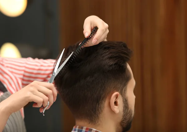 Peluquería haciendo corte de pelo con estilo con tijeras profesionales en el salón de belleza, primer plano — Foto de Stock