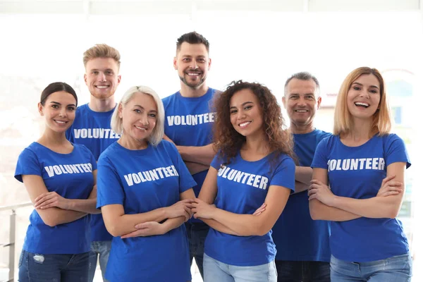 Équipe de bénévoles en uniforme sur fond clair — Photo