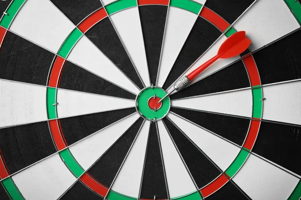 Czerwona strzałka na Dart Board, widok z góry — Zdjęcie stockowe