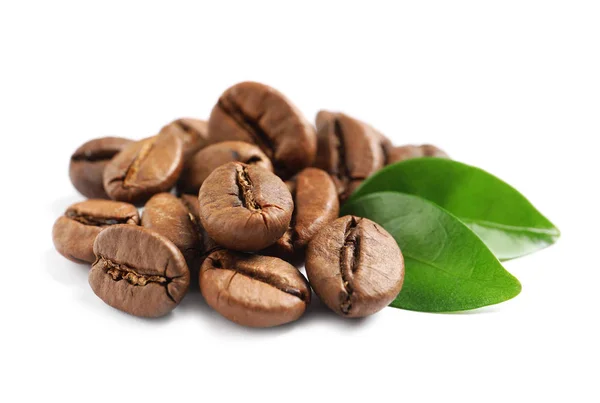 Roasted coffee beans and fresh green leaves on white background — Stock Photo, Image