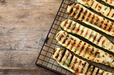 Ahşap arka plan üzerinde ızgara kabak dilimleri, üst görünüm. Metin için alan