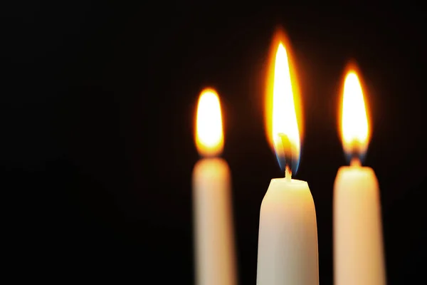 Brennende Kerzen auf dunklem Hintergrund, Platz für Text. Symbol der Trauer — Stockfoto