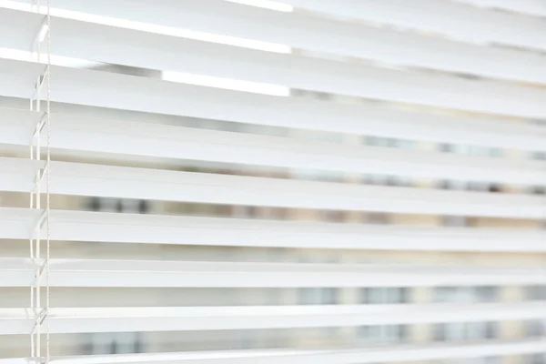 Janela com persianas horizontais modernas dentro de casa. Espaço para texto — Fotografia de Stock