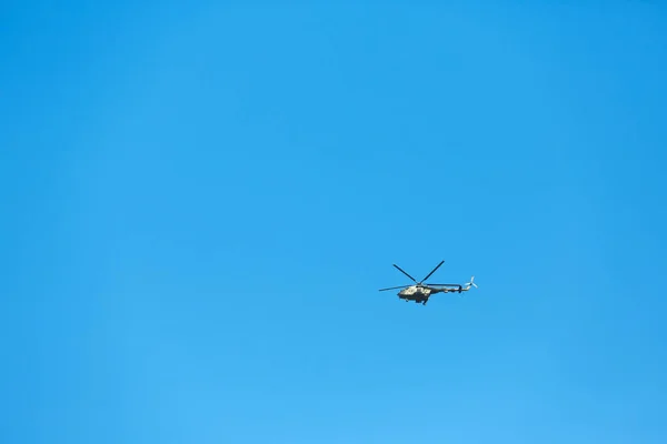 Modern military helicopter flying in blue sky — Stock Photo, Image