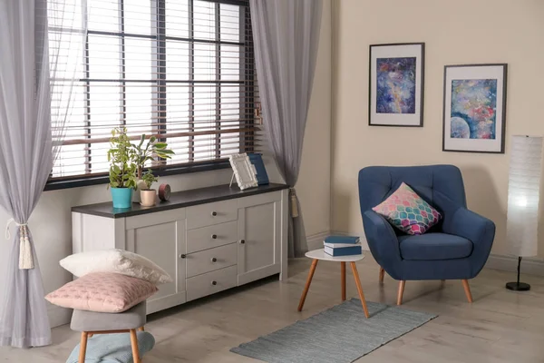 Comfortabele fauteuil en modern meubilair in stijlvolle woonkamer interieur — Stockfoto