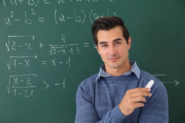 Matematik formülleri ile chalkboard yakın genç öğretmen