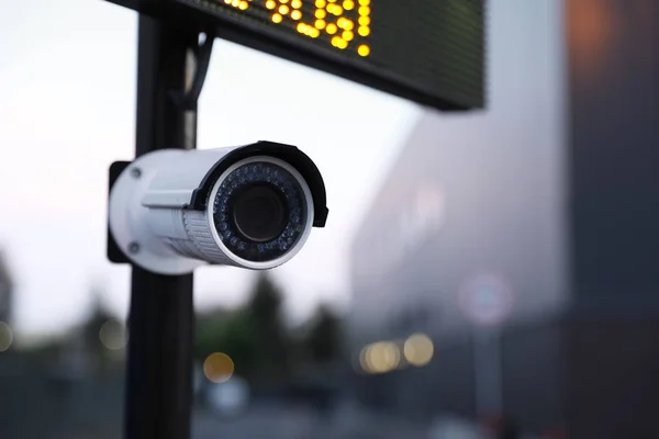 Câmera de segurança CCTV moderna na rua, close-up. Espaço para texto — Fotografia de Stock
