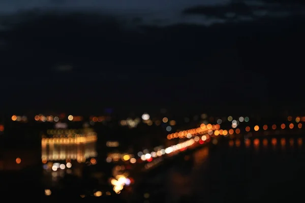 Vista turva da bela cidade à noite. Efeito Bokeh — Fotografia de Stock