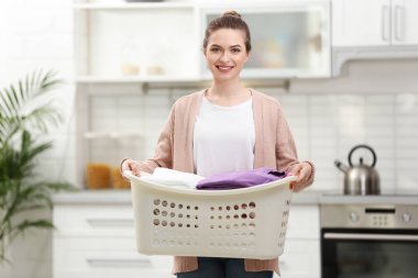 Mutfakta temiz Çamaşırhane ile sepet tutan kadın
