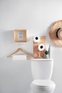 Beyaz duvara yakın dekor elemanları, ihtiyaçlar ve Tuvalet kabı. Banyo iç