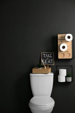 Dekor elemanları, ihtiyaçlar ve tuvalet kase yakın siyah duvar, metin için alan. Banyo iç