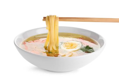Beyaz arka plan üzerinde lezzetli ramen kase üzerinde erişte ile Chopsticks