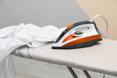 Yeni modern demir ve renkli arka plan karşı gemide temiz gömlek. Çamaşır günü