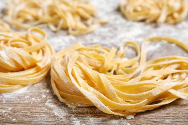 Ahşap masada pişmemiş erişte ve un, closeup