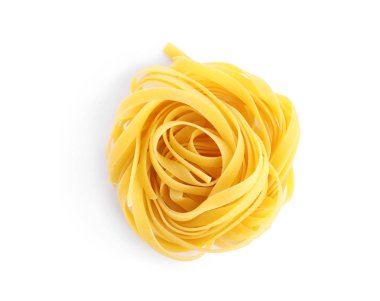 Lezzetli çiğ yumurta erişte beyaz izole, üst görünümü