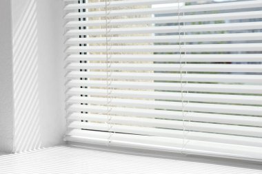 Açık modern yatay panjur iç, closeup ile Pencere