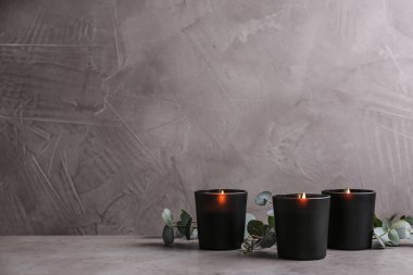 Masada mumlar ve yeşil dallar yazma, metin için alan