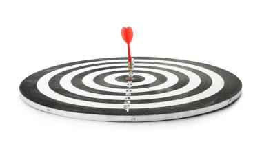 Kırmızı ok beyaz arka plan karşı dart tahtası üzerinde hedef isabet