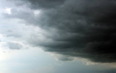 Şiddetli yağmurlu bulutlu gri günde gökyüzü