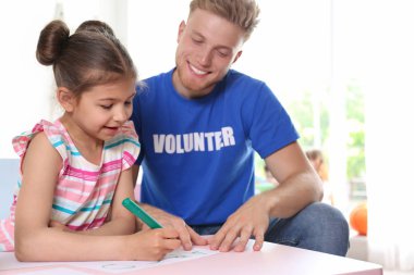 Küçük kız masada kapalı gönüllü ile alfabe öğrenme