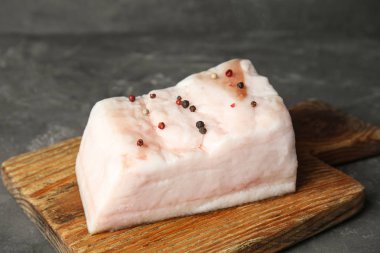 Gri taş arka plan üzerinde domuz fatback ile Kurulu