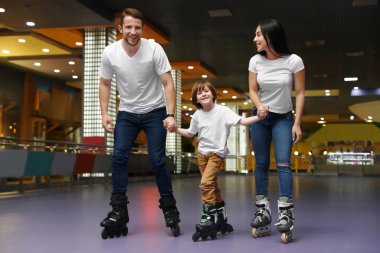 Paten pistinde mutlu aile vakit geçiriyor
