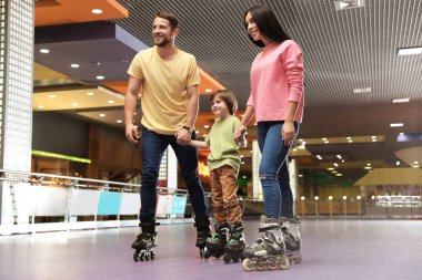 Paten pistinde mutlu aile vakit geçiriyor