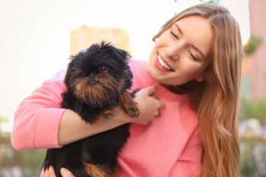 Sevimli Brüksel Griffon köpek açık havada genç kadın