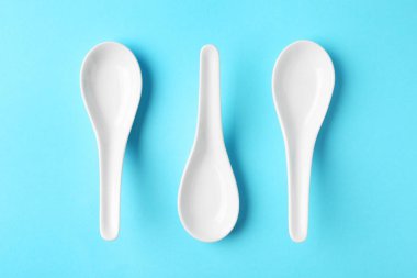 Mavi arka planda miso çorba kaşığı, düz yatıyordu