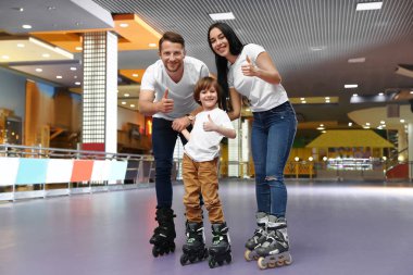 Paten pistinde mutlu aile vakit geçiriyor