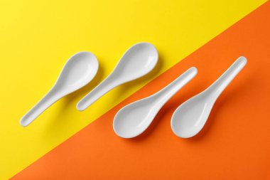 Renkli arka plan üzerinde Miso çorba kaşık, düz yatıyordu