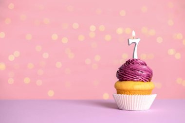 Festival ışıkları, metin için alan karşı masada yedi numaralı mum ile Doğum günü cupcake