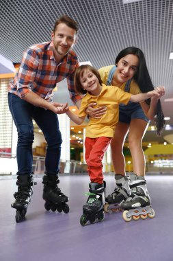 Paten pistinde mutlu aile vakit geçiriyor