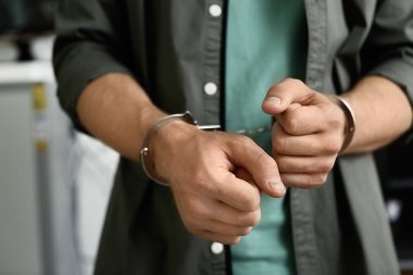 Adam içeride kelepçeli, büyük bakış. Ceza hukuku