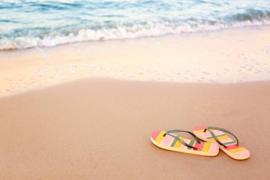 Denize yakın kumlu şık Flip flop, metin alanı. Plaj aksesuarları