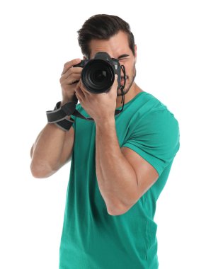 Genç profesyonel fotoğrafçı beyaz arka planda fotoğraf çekiyor