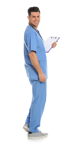 Portrait complet du médecin avec presse-papiers et stéthoscope isolé sur blanc — Photo