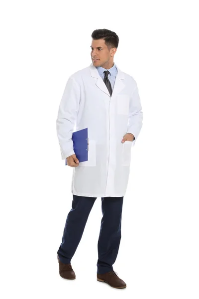 Портрет врача в полный рост с блокнотом, изолированным на белом — стоковое фото