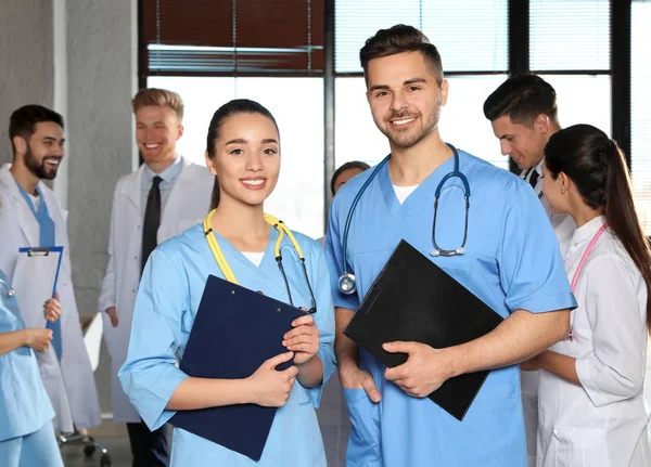 Retrato de trabajadores médicos en el interior. Concepto de unidad — Foto de Stock