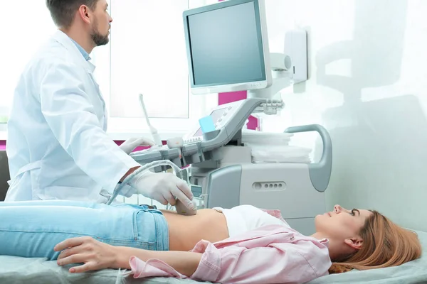 Doktor prováděl ultrazvukovou prohlídku vnitřních orgánů na klinice. Místo pro text — Stock fotografie