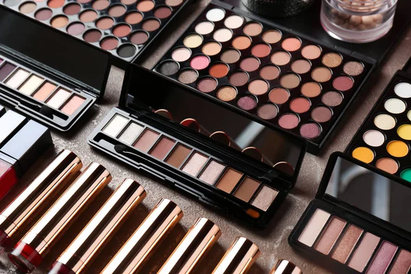 Set van verschillende decoratieve cosmetica op tafel. Professionele make-up producten — Stockfoto