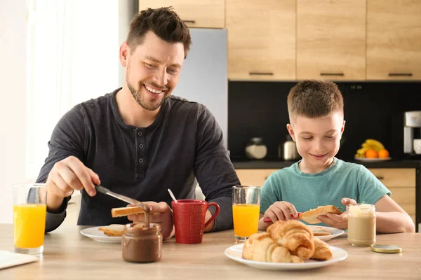 Papà e figlio fanno colazione insieme in cucina — Foto Stock