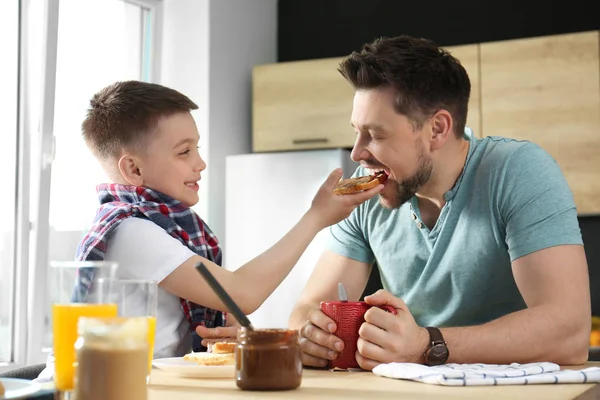 Papà e figlio fanno colazione insieme in cucina — Foto Stock