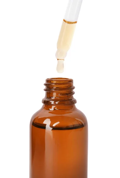 Garrafa marrom e conta-gotas com óleo essencial sobre fundo branco — Fotografia de Stock