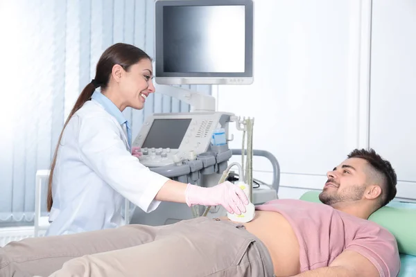 Ο γιατρός που διεξάγει υπερηχογράφημα εξέταση της κοιλιάς του ασθενούς στην κλινική — Φωτογραφία Αρχείου