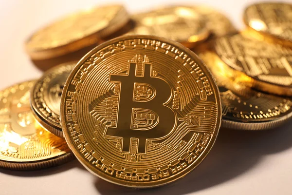 Bitcoins de ouro brilhante no fundo de luz, vista close-up. Moeda digital — Fotografia de Stock