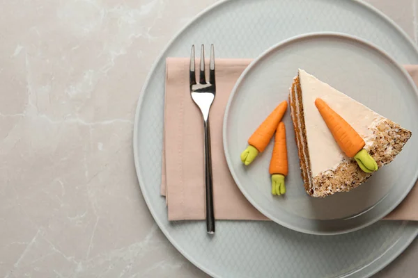 Тарілка з солодким морквяним тортом на білому мармуровому столі, вид зверху. Простір для тексту — стокове фото